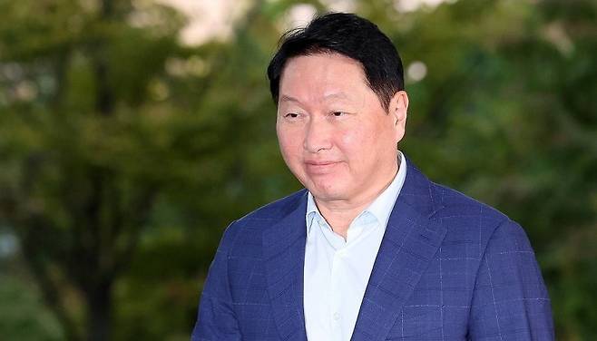 최태원 SK그룹 회장이 10월 16일 오후 미국 출장을 위해 서울 김포비즈니스항공센터를 통해 출국하고 있다. 사진=연합뉴스