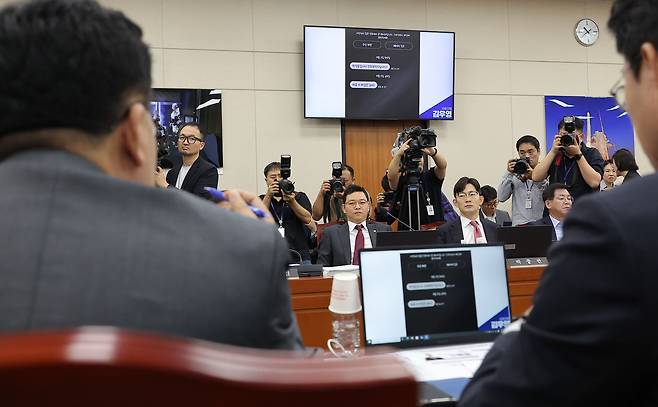 국민의힘 박정훈 의원이 16일 국회 과학기술정보방송통신위원회에서 열린 2025년도 국정감사에서 더불어민주당 김우영 의원이 공개한 휴대전화 문자를 바라보고 있다. 연합뉴스