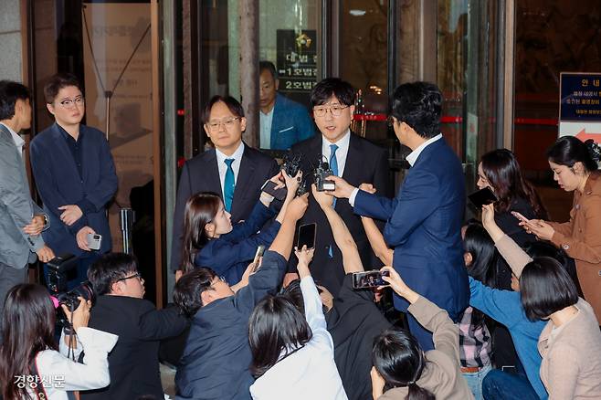 최태원 SK그룹 회장과 노소영 아트센터 나비 관장의 이혼소송 상고심이 열린 16일 서울 서초동 대법원에서 최 회장 측 이재근 변호사가 상고심 결과에 대한 입장을 밝히고 있다.