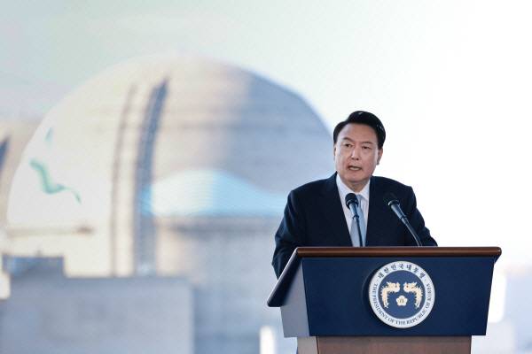 2024년 10월 30일 당시 윤석열 대통령이 경북 울진군 한국수력원자력 한울원자력본부에서 열린 ‘신한울 원전 1·2호기 종합준공 및 3·4호기 착공식’에 참석해 축사하고 있다. 사진은 기사 내용과 직접적인 관련이 없음. 연합뉴스