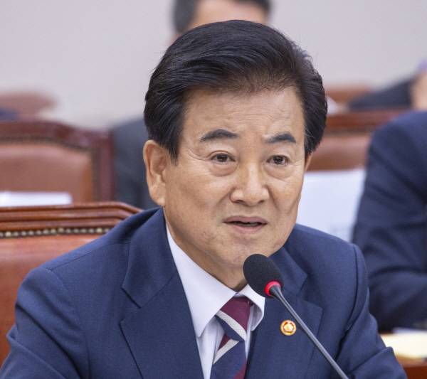 정동영 통일부 장관이 14일 국회 외교통일위원회에서 열린 통일부에 대한 2025년 국정감사에 출석해 의원 질의에 답하고 있다. 2025.10.14 연합뉴스