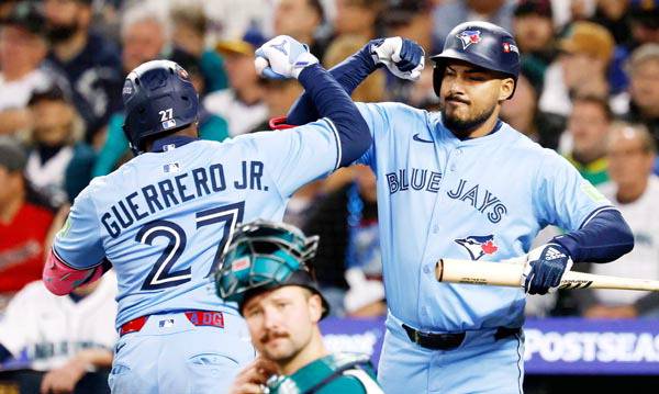16일(한국시간) 미국 워싱턴주 시애틀에서 열린 토론토 블루제이스와 시애틀 매리너스의 아메리칸리그 챔피언십시리즈 3차전에서 5회 솔로 홈런을 친 블라디미르 게레로 주니어(왼쪽)가 홈을 밟은 뒤 앤서니 산탄더와 세리머니를 하고 있다. AFP 연합뉴스