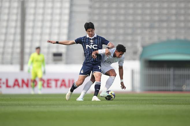 서울 이랜드 허용준과 부산 페신 경합 장면. 한국프로축구연맹 제공