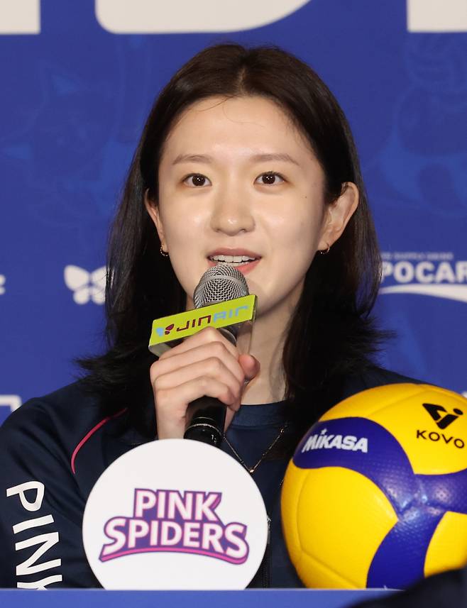 흥국생명 이다현이 16일 서울 호텔리베라 청담에서 열린 '진에어 2025~2026 V-리그 여자부 미디어데이'에서 출사표를 밝히고 있다. 연합뉴스