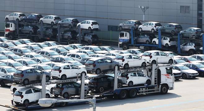 경기도 평택항에 수출용 자동차가 세워져 있는 모습. 연합뉴스&nbsp;