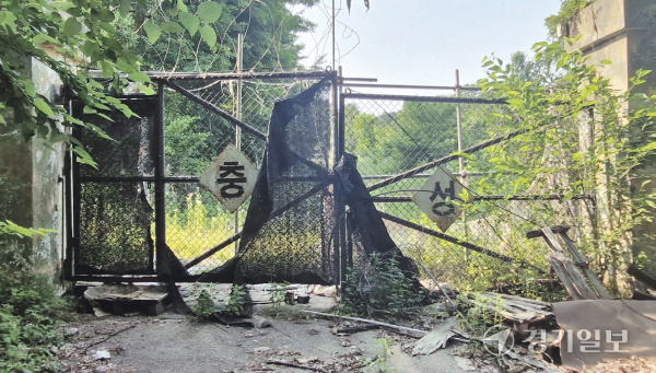 경기도 곳곳의 군 유휴지가 여전히 지역 개발의 걸림돌로 남아 있는 가운데 경기 북부 균형발전을 위해 이들 부지의 실질적 활용 방안 마련이 시급하다는 지적이 나온다. 사진은 경기 북부에 방치된 군 유휴지. 윤원규기자