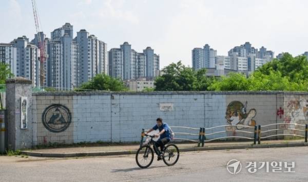 남양주시 퇴계원리 133번지 일원. 군부대가 떠나고 남은 군 유휴지 너머로 별내신도시에 줄지어 들어선 고층 아파트가 대비돼 보인다. 윤원규기자