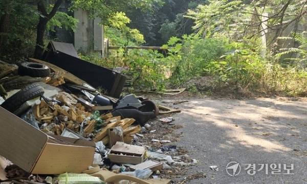 의정부시 용현동 제306보충대대가 있던 군 유휴지. 쓰레기가 쌓여있다. 사진은 기사와 직접적인 관련 없음. 박채령기자