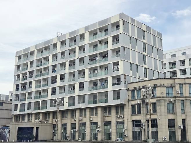 지난 14일(현지시간) 오후 캄보디아 시아누크빌에 있는 범죄 단지로 추정되는 건물 모습. [사진 출처 = 연합뉴스]