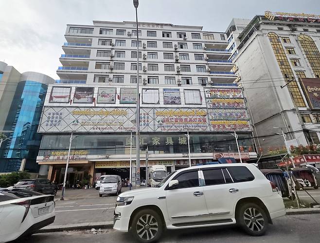 지난 14일(현지시간) 오후 캄보디아 시하누크빌 상가 건물에 현지어와 함께 중국어 간판이 붙어 있다. [사진 출처 = 연합뉴스]