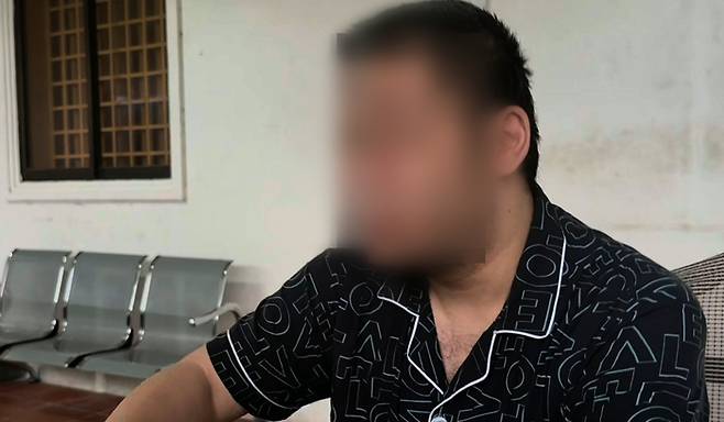 지난달 캄보디아 시하누크빌 범죄단지에서 구출된 한국인 B씨가 지난 14일(현지시간) 캄보디아 시하누크빌주 지방경찰청 내 이민국에서 취재진과 인터뷰를 하고 있다. 사진은 기사와 무관. [사진 출처=연합뉴스]