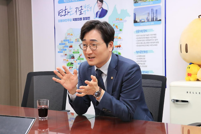 장철민 더불어민주당 의원이 26일 서울 여의도 국회에서 매일경제와 인터뷰하고 있다. <장철민 의원실>