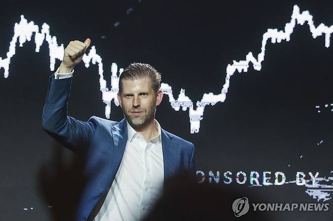 지난 8월 29일 도널드 트럼프 미국 대통령의 차남 에릭 트럼프가 홍콩에서 개최 중인 비트코인 콘퍼런스에 참석해 포즈를 취하고 있다. [사진=AP연합뉴스]