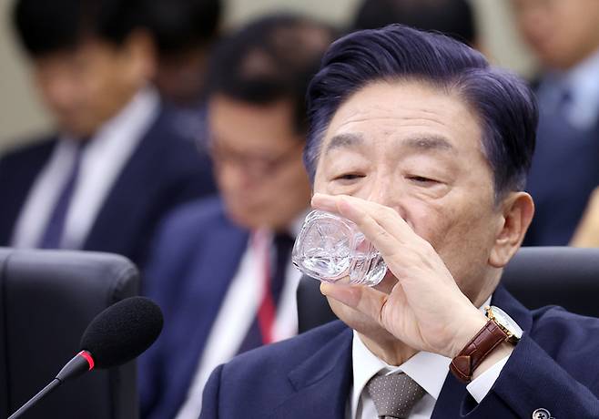16일 국회 정무위원회의 국가보훈부에 대한 국정감사에서 김형석 독립기념관장이 물을 마시며 목을 축이고 있다  [사진출처=연합뉴스]