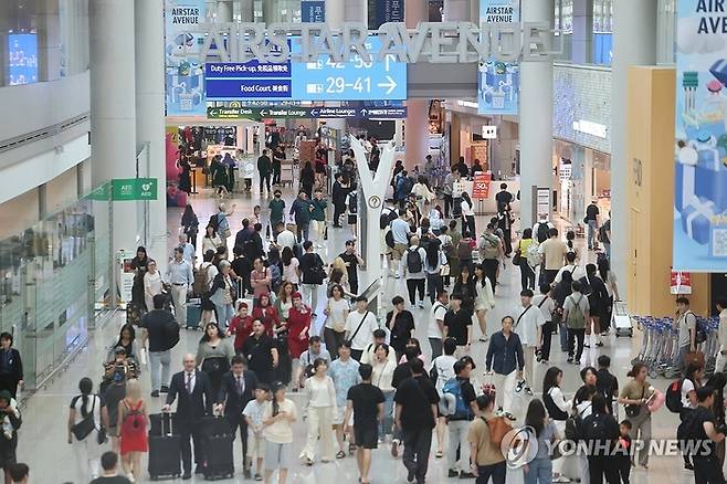 공항의 여행객들이 이동하는 모습. [사진 출처 = 연합뉴스]