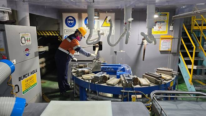 지난 14일 오후 울산 울주군 온산공단 내 고려아연 온산제련소. 작업자가 인듐을 주조하고 있는 모습./사진=김도균 기자