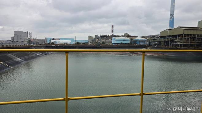 지난 14일 오후 울산 울주군 온산공단 내 고려아연 온산제련소. 폰드(pond)'라 불리는 폐수 저장 공간에서 진흙과 공정액이 일부 걷힌 모습. 이 자리에는 게르마늄 공장이 들어설 예정이다./사진=김도균 기자