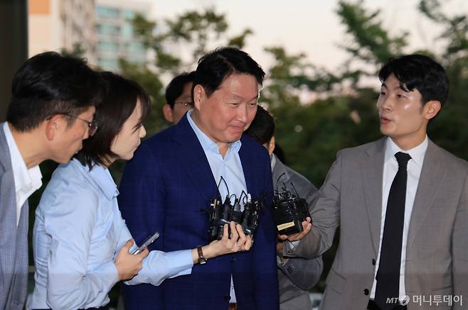 (서울=뉴스1) 이호윤 기자 = 최태원 SK그룹 회장이 도널드 트럼프 미국 대통령과의 관세 협상 지원과 투자 유치 행사에 참석하기 위해 16일 오후 서울 강서구 김포비즈니스항공센터(SGBAC)를 통해 출국하고 있다. 이번 회동은 손정의 일본 소프트뱅크그룹 회장의 초청으로 오는 18일(현지시간)에 삼성, SK, 현대차, LG, 한화 등 국내 5대 그룹 총수들이 도널드 트럼프 미국 대통령의 사저가 있는 플로리다 마러라고 리조트를 방문할 예정이다. 2025.10.16/뉴스1 Copyright (C) 뉴스1. All rights reserved. 무단 전재 및 재배포, AI학습 이용 금지. /사진=(서울=뉴스1) 이호윤 기자