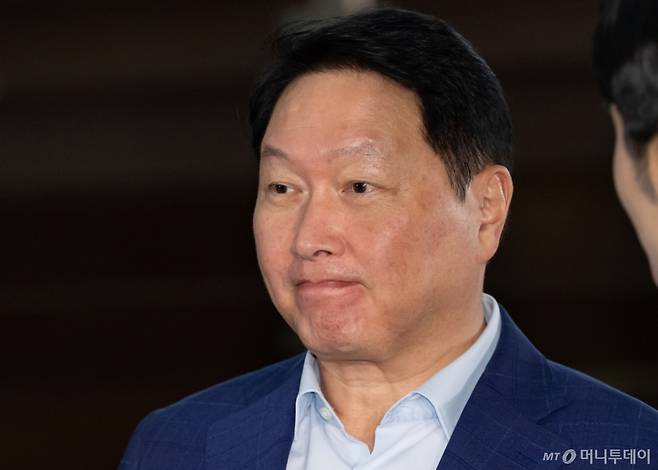 최태원 SK그룹 회장이 16일 오후 서울 강서구 김포비즈니스항공센터를 통해 미국으로 출국하며 취재진의 질문을 듣고 있다. 최 회장을 비롯한 이재용 삼성전자 회장,정의선 현대차그룹 회장,구광모 LG그룹 회장 등 4대 그룹 총수들은 손정의 소프트뱅크 회장의 초청으로 미국 플로리다주 마러라고 리조트에서 열리는 투자 행사에 참석할 것으로 알려졌다./사진=뉴시스