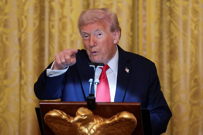 도널드 트럼프 미국 대통령이 해상에 이어 베네수엘라 영토 공습 방안을 검토하고 있다. 사진은 트럼프 대통령이 지난 15일(현지시각) 미국 워싱턴D.C 백악관에서 열린 만찬에 참석해 연설한 모습. /사진=로이터