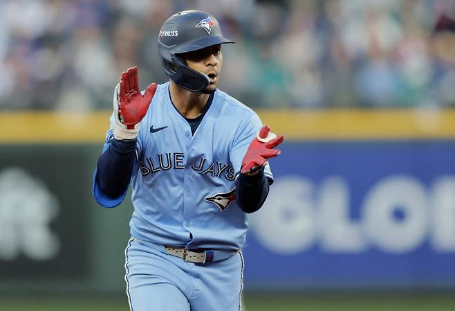 토론토 블루제이스가 홈런 5개를 몰아치며 아메리칸리그 챔피언십시리즈 첫 승리를 챙겼다. 사진은 16일(한국시각) 미국 워싱턴주 시애틀 T-모바일 파크에서 열린 ALCS 3차전 시애틀과의 경기에 출전한 안드레스 히메네즈의 모습. /사진=로이터