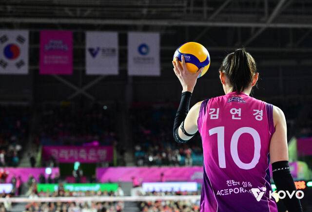 흥국생명이 김연경의 등번호 10번을 영구결번으로 지정한다./KOVO