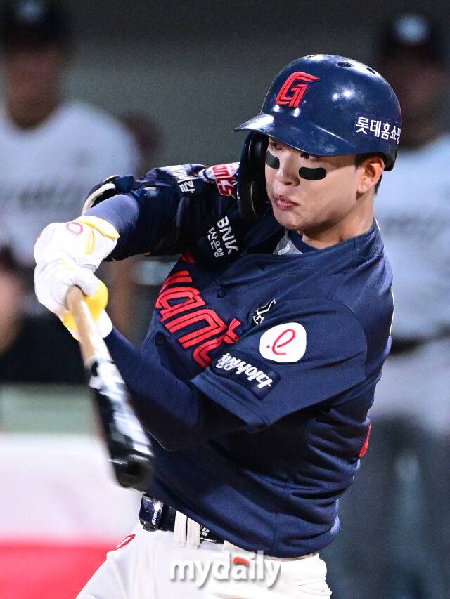 2025년 9월 3일 오후 경기도 수원KT위즈파크에서 열린 '2025 신한 SOL뱅크 KBO 리그' 롯데 자이언츠와 KT 위즈의 경기롯데 이호준이 2회초 1사 1.3루서 타격하고 있다./마이데일리