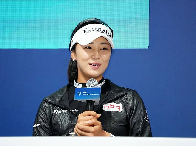 윤이나가 15일 전남 해남군 파인비치 골프링크스에서 열린 LPGA 투어 BMW 레이디스 챔피언십 공식 기자회견에서 질문에 답하고 있다.   [대회 조직위원회 제공]