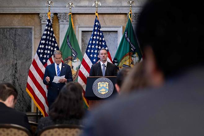 제이미슨 그리어 미국무역대표부(USTR) 대표는 15일(현지시간) 워싱턴DC 재무부 청사에서 이례적으로 스콧 베선트 미 재무장관과 합동 기자회견을 열고 중국의 희토류 수출통제를 비판했다. [AFP]