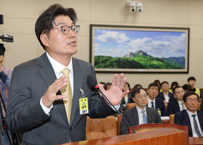 정종철 쿠팡풀필먼트서비스(CFS) 대표이사가 15일 서울 여의도 국회에서 열린 고용노동부에 대한 기후에너지환경고용노동위원회 국정감사에서 의원 질의에 답변하고 있다. [연합]