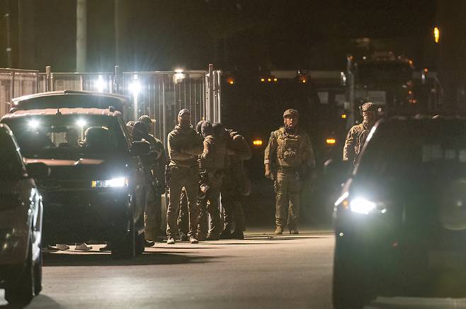 현지시간 10월 14일, 미국내 지혜와 창의성의 도시인 시카고 상황. 군복 입은 자들이 자주 설쳐, 쿠데타가 잦은 후진국을 연상케 한다.[사진=AP, 사진설명=헤럴드경제]