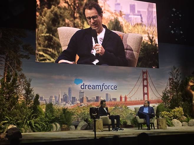 마크 베니오프(오른쪽) 세일즈포스 최고경영자(CEO)가 15일(현지시간) 미국샌프란시스코에서 열린 ‘드림포스 2025(Dreamforce 2025)’에서 다리오 아모데이 앤트로픽 CEO와 대담을 펼치고 있다. [권제인 기자/eyre@]