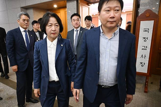 추미애 국회 법제사법위원장이 15일 서울 서초구 대법원에서 열린 국회 법제사법위원회 ‘현장 국정감사’에 앞서 열린 전체회의에서 대법원장의 대선 개입 의혹과 관련해 사건 수사기록에 대한 전자문서 접속 로그기록을 확인하러 이동하고 있다. [연합]