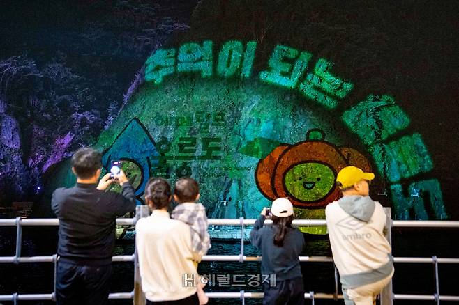 도동항 여객선 터미널 일원에서 미디어파사드 시험 운영을 진행했다.