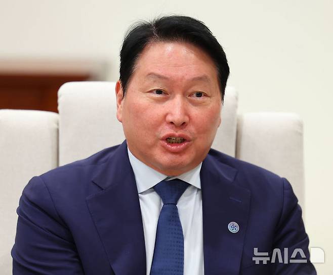 [서울=뉴시스] 고범준 기자 = 최태원 SK 대표이사 회장이 지난 1일 서울 용산 대통령실 청사에서 열린 이재명 대통령과 샘 알트만 오픈AI 대표 접견에 참석해 발언하고 있다. (대통령실통신사진기자단) 2025.10.01. bjko@newsis.com