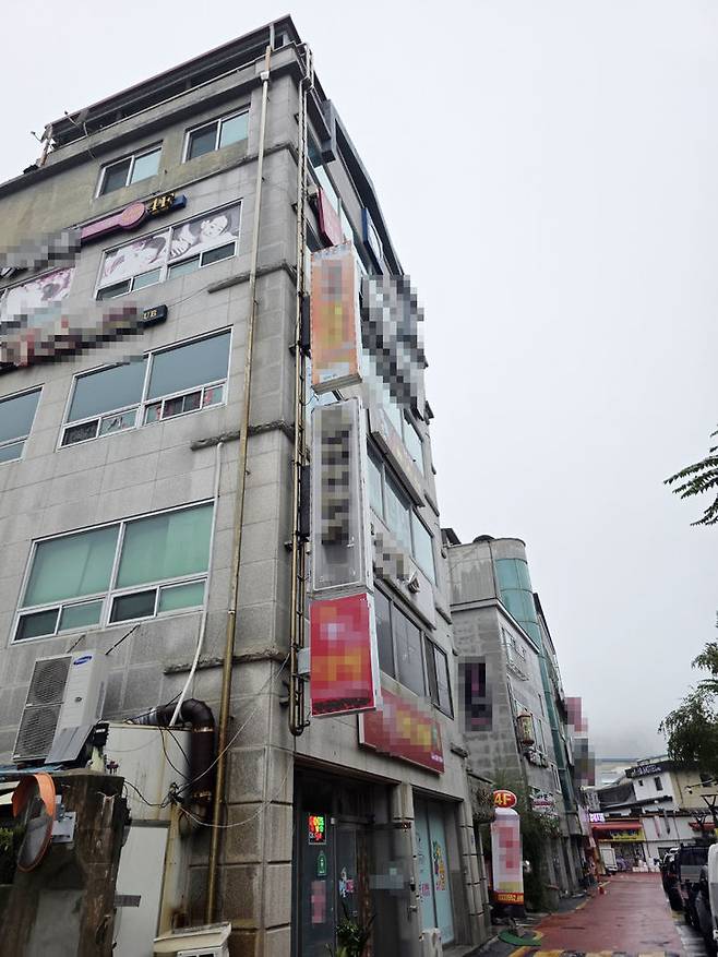 태백지역의 한 건물에 마사지 업소, 주점, 다방 등이 밀집해 있는 모습. 사진은 기사와 관련 없음.(사진=뉴시스) *재판매 및 DB 금지