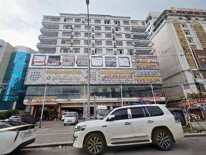 14일(현지시간) 오후 캄보디아 시하누크빌 상가 건물에 현지어와 함께 중국어 간판이 붙어 있다. 연합뉴스