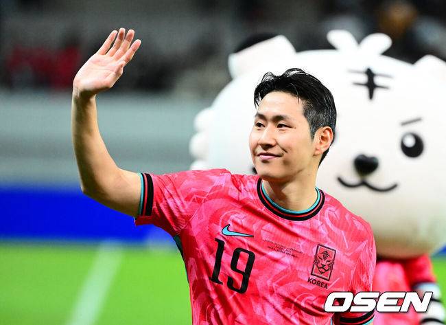 [OSEN=서울월드컵경기장, 지형준 기자] 한국 축구가 안방에서 '남미 강호' 파라과이를 물리치며 사상 최초의 2026 국제축구연맹(FIFA) 북중미 월드컵 포트 2 확보에 청신호를 켰다.한국 축구대표팀은 14일 오후 8시&nbsp;서울월드컵경기장에서 열린 A매치&nbsp;친선 경기에서 파라과이를 2-0으로 제압했다. 지난 10일 일본 원정에서 2-2로 비기고 온 파라과이는 한국에 덜미를 잡히며 10월 아시아 투어를 1무 1패로 마감하게 됐다.경기를 마치고 한국 이강인이 팬들에게 인사를 하고 있다. 2025.10.14. /jpnews@osen.co.kr