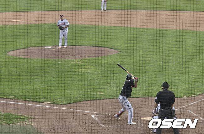 [OSEN=이천, 한용섭 기자] LG 트윈스 투수 장현식이 15일 이천 LG챔피언스파크에서 열린 청백전에서 투구를 하고 있다. /orange@osen.co.kr