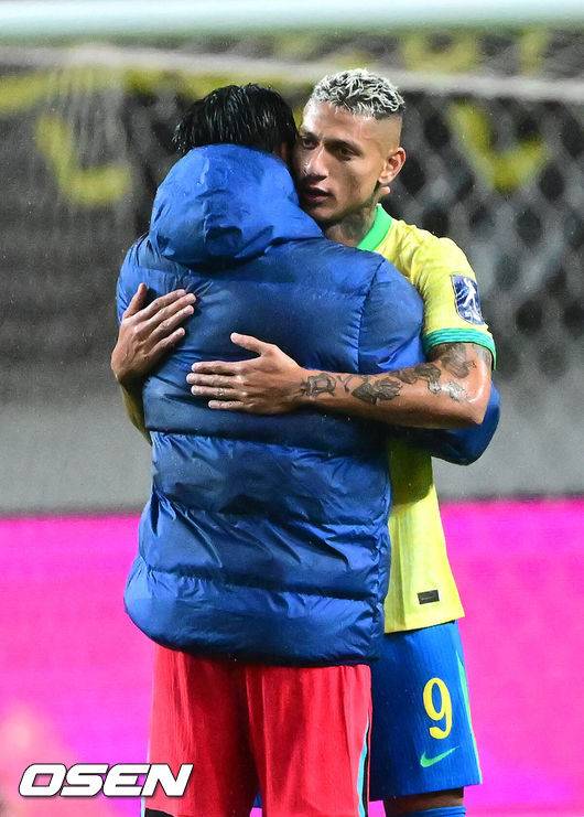 [OSEN=서울월드컵경기장, 지형준 기자] 홍명보 감독이 이끄는 대한민국 대표팀은 10일 오후 서울월드컵경기장에서 '세계 최강' 브라질과 A매치 평가전을 가졌다.한국이 브라질을 상대로 마지막으로 웃은 건 1999년 3월 28일이었다. 당시 잠실에서 열린 친선경기에서 김도훈의 결승골로 1-0 승리를 거뒀다. 다만, 그 승리가 마지막이었다. 한국은 브라질을 상대로 1승 1무 8패에 그쳤다. 브라질과의 이번 경기는 단순한 친선전이 아닌, 2026 북중미 월드컵을 향한 본격적인 시험대다.&nbsp;경기 종료 후 브라질 히샬리송이 한국 손흥민과 인사를 하고 있다. 2025.10.10 /jpnews@osen.co.kr