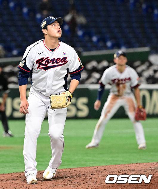 [OSEN=도쿄, 지형준 기자] 류중일 감독이 이끄는 2023 아시아 프로야구 챔피언십(APBC) 대표팀이 16일 오후 일본 도쿄돔에서 호주와 첫 경기를 가졌다.6회초 무사에서 대한민국 문동주가 호주 홀에게 중월 솔로포를 허용하며 아쉬워하고 있다. 2023.11.16 / jpnews.osen.co.kr