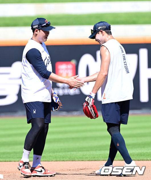 [OSEN=대전, 최규한 기자] 경기 전 수비 훈련에서 한화 하주석과 심우준이 인사를 나누고 있다. 2025.07.25 / dreamer@osen.co.kr