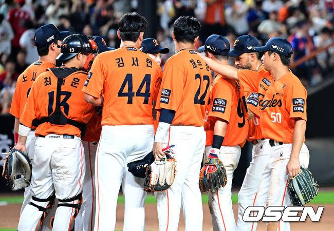 [OSEN=대전, 최규한 기자] 프로야구 한화 이글스는 25일 대전 한화생명볼파크에서 열린 2025 신한 SOL Bank KBO리그 SSG 랜더스와의 홈경기를 4-0으로 승리했다. 선발 라이언 와이스가 7이닝 3피안타 2볼넷 10탈삼진 무실점 호투로 부활을 알렸다. 시즌 11승째. 경기를 마치고 승리한 한화 선수들이 인사를 나누고 있다. 2025.07.25 / dreamer@osen.co.kr