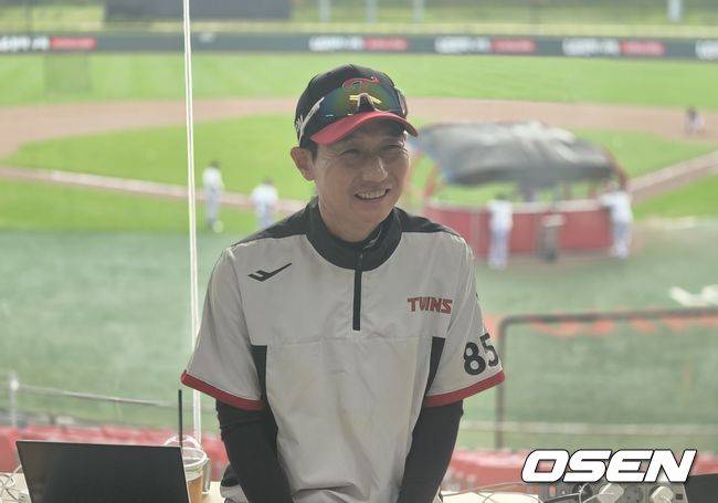[OSEN=이천, 한용섭 기자] LG 트윈스 염경엽 감독이 15일 이천 LG챔피언스파크에서 취재진과 인터뷰 하고 있다. /orange@osen.co.kr