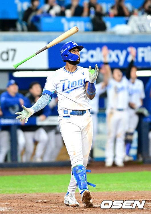 [OSEN=대구, 최규한 기자] 14일 대구 삼성라이온즈파크에서 ‘2025 신한 SOL뱅크 KBO리그’ 준플레이오프(5전 3선승제) 4차전 삼성 라이온즈와 SSG 랜더스의 경기가 열렸다.삼성은 아리엘 후라도, SSG는 김광현을 선발로 내세웠다.8회말 2사 1루 상황 삼성 디아즈가 다시 앞서가는 우월 투런포를 날리며 배트를 던지고 있다. 2025.10.14 / dreamer@osen.co.kr