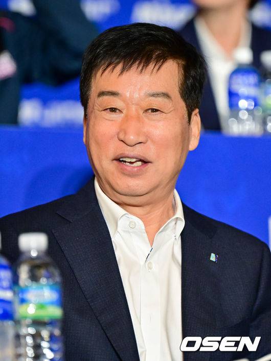 [OSEN=박준형 기자] 16일 서울 청담리베라에서 프로배구 진에어 2025-2026시즌 V리그 개막을 알리는 여자부 미디어데이 행사가 진행됐다.이날 미디어데이에는 흥국생명의 이다현, 레베카 라셈(등록명 레베카), 정관장의 정호영, 엘리사 자네테, 현대건설의 김다인, 카리 가이스버거(등록명 카리), IBK기업은행의 육서영, 알리사 킨켈라, 한국도로공사의 김세빈, 레티치아 모마 바소코(등록명 모마), GS칼텍스의 유서연, 레이나 도코쿠, 페퍼저축은행의 고예림, 조이 웨더링턴(등록명 조이)이 참석했다.IBK기업은행 김호철 감독이 미소 짓고 있다.   2025.10.16 / soul1014@osen.co.kr