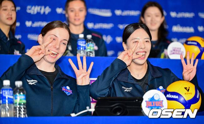 [OSEN=박준형 기자] 16일 서울 청담리베라에서 프로배구 진에어 2025-2026시즌 V리그 개막을 알리는 여자부 미디어데이 행사가 진행됐다.이날 미디어데이에는 흥국생명의 이다현, 레베카 라셈(등록명 레베카), 정관장의 정호영, 엘리사 자네테, 현대건설의 김다인, 카리 가이스버거(등록명 카리), IBK기업은행의 육서영, 알리사 킨켈라, 한국도로공사의 김세빈, 레티치아 모마 바소코(등록명 모마), GS칼텍스의 유서연, 레이나 도코쿠, 페퍼저축은행의 고예림, 조이 웨더링턴(등록명 조이)이 참석했다.IBK기업은행 킨켈라와 육서영이 포즈를 취하고 있다.   2025.10.16 / soul1014@osen.co.kr