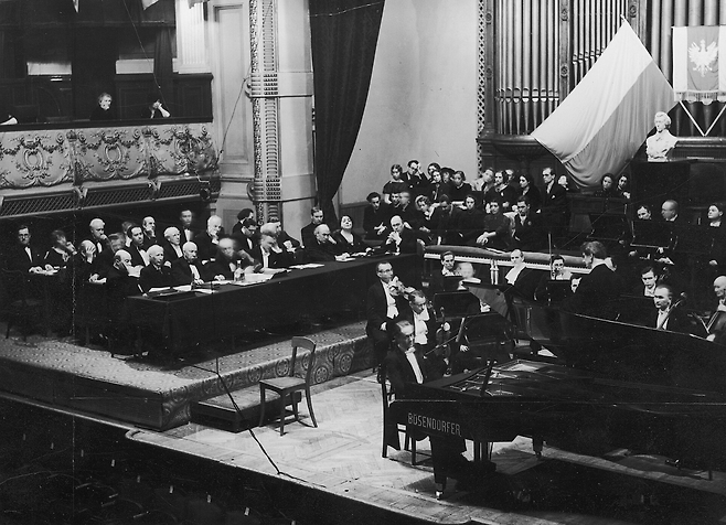 1937년 제3회 쇼팽 콩쿠르. 당시에는 연주자 가까이 심사위원들이 앉아 있었다. (자료 : 쇼팽 콩쿠르 홈페이지)