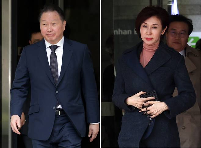 지난해 3월 최태원(왼쪽) SK그룹 회장과 노소영 아트센터 나비 관장이 서울 서초구 서울고등법원에서 열린 이혼 소송 항소심 1차변론을 마친 뒤 각각 법원을 나서고 있다. 뉴시스