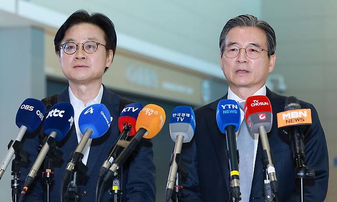 한미 관세 협상 후속 논의와 관련, 하워드 러트닉 미국 상무부 장관과 협상할 예정인 김용범 대통령실 정책실장이 16일 인천국제공항 제2여객터미널을 통해 미국 워싱턴DC로 출국하기에 앞서 발언하고 있다. 왼쪽은 김정관 산업통상부 장관. 연합뉴스